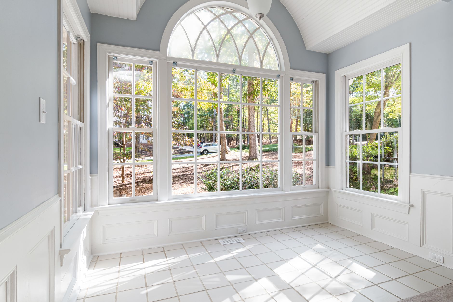 Choosing the Best Siding Materials to Enhance Your Sunroom